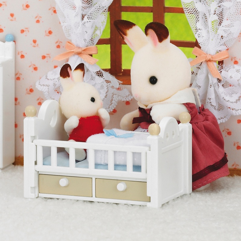 Sylvanian Families - Le Bébé Lapin Chocolat et Lit