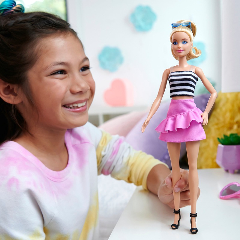 Barbie - Fashionistas Poupée en Tenue Noire et Blanche