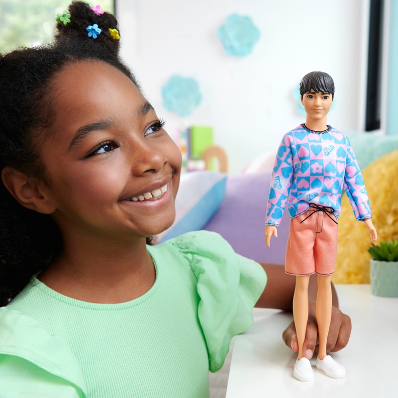 Barbie Fashionista Ken-pop 219 met kleurrijk harten top