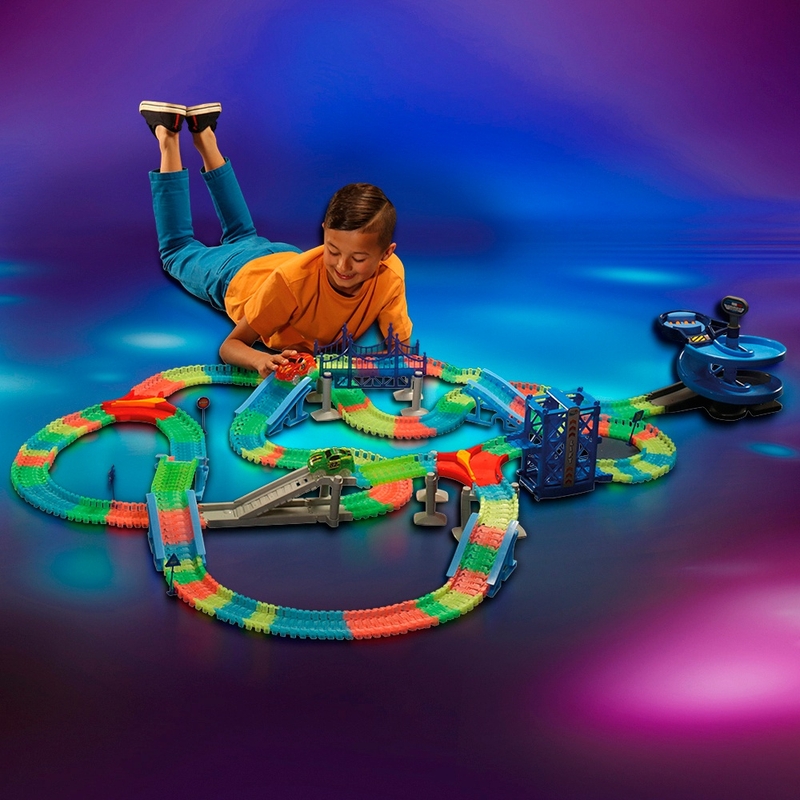 Glow Tracks Racebaan Ultimate Super Set met Auto's 7 m | Smyths Toys ...