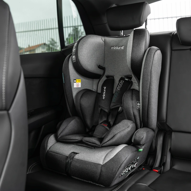 Side view of miniuno JourniieFix safety seat