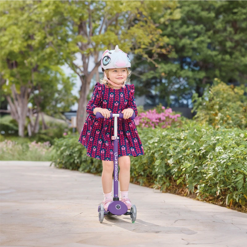 Kids three-wheel scooter with LED wheels