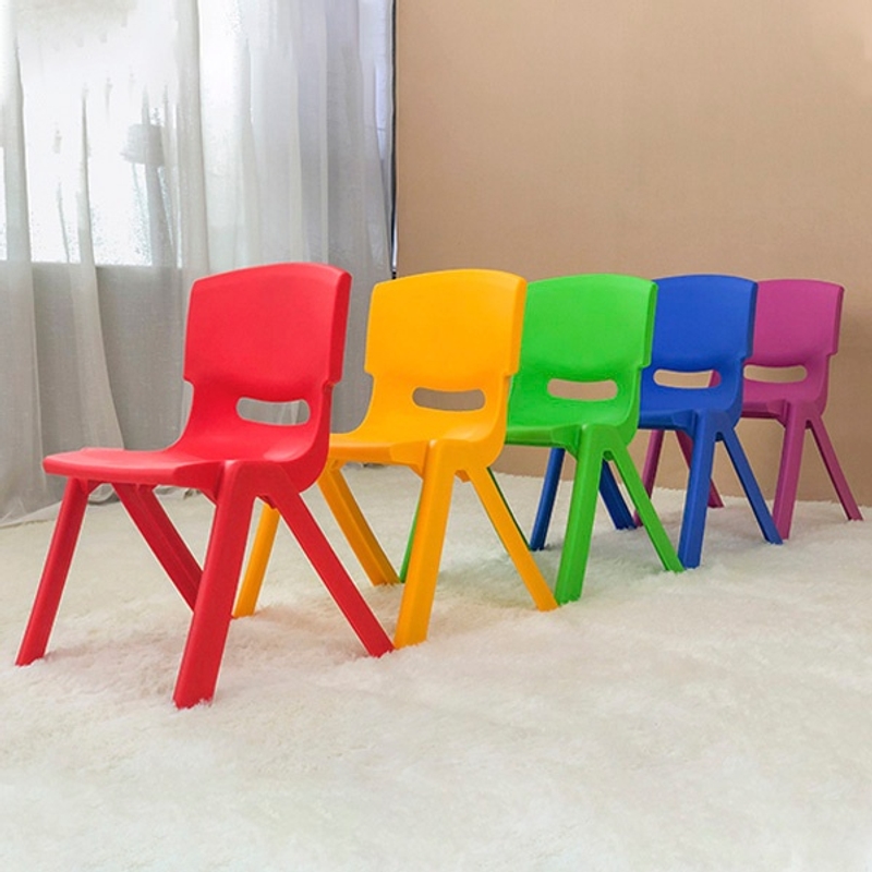 Chaise en Plastique - Modèle Aléatoire