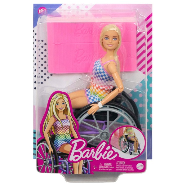 Mattel lance des Barbie en fauteuil roulant et avec une prothèse à la jambe  