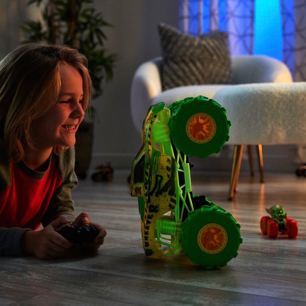 Hot Wheels Monster Trucks Bestuurbare Auto Gunkster Glow in the Dark 115 Smyths Toys Nederland