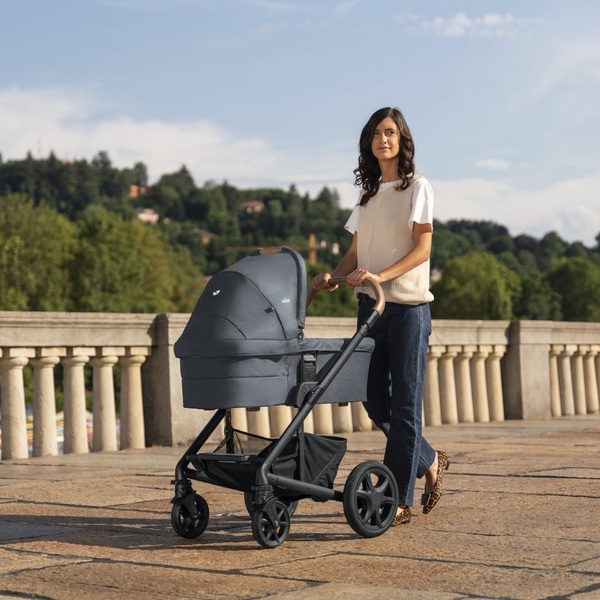 Joie Chrome Deluxe Travel System & Car Seat & ISOFix Car Seat Base