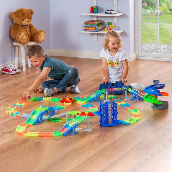 Glow Tracks Ultimate Super Set Rennbahn mit 2 Autos, 7 m Streckenlänge Smyths Toys Deutschland