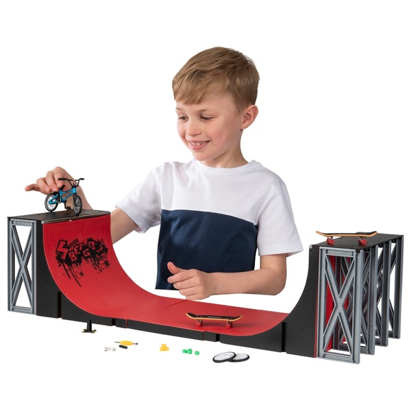 Fingerboard und BMX Halfpipe mit FingerSkateboard und FingerStunt