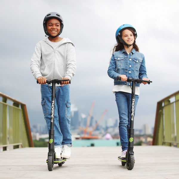 EScooter Thorpe 15 ElektroRoller schwarz/grün Smyths Toys Deutschland