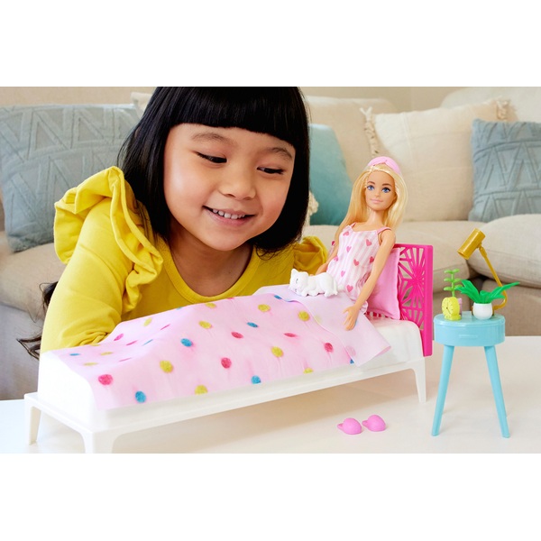 Barbie Dreams Puppe Mit Schlafzimmer +20-tlg. Spielset | Smyths Toys ...