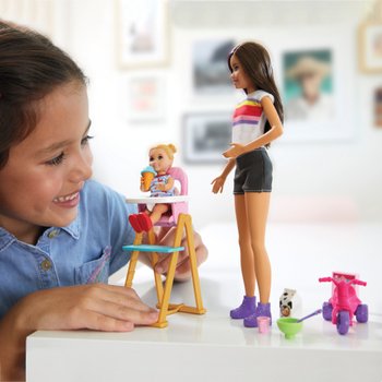 Coffret Barbie Babysitters avec une poupée Skipper, une poupée bébé, avec  Poussette gonflable et des accessoires à thème