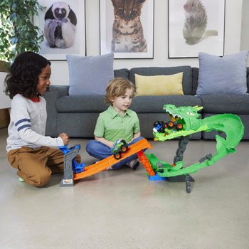 Hot Wheels Monster Trucks Sharks vs. Dinos Drachenzerstörungs-Spielset mit 2 Spielzeugtrucks