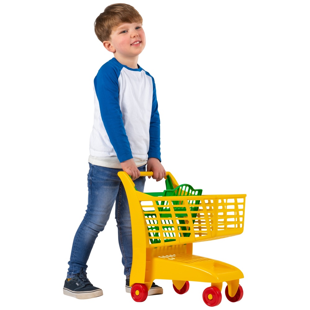 Garçon Enfant En Bas Âge Avec Panier Enfant Dans Un Supermarché