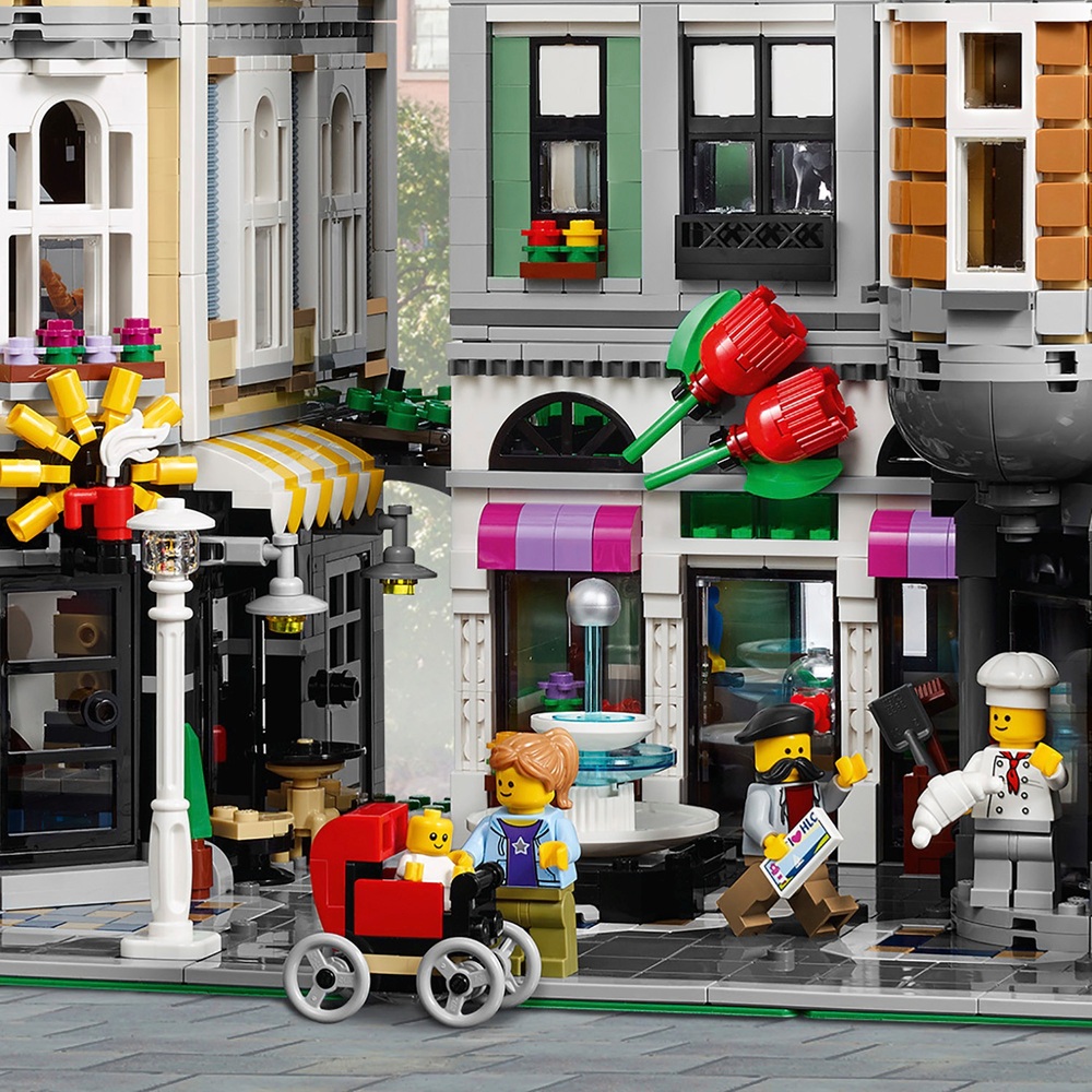 grundigt smog Erasure LEGO Creator 10255 Expert Assembly Square Set for Adults | Smyths Toys UK