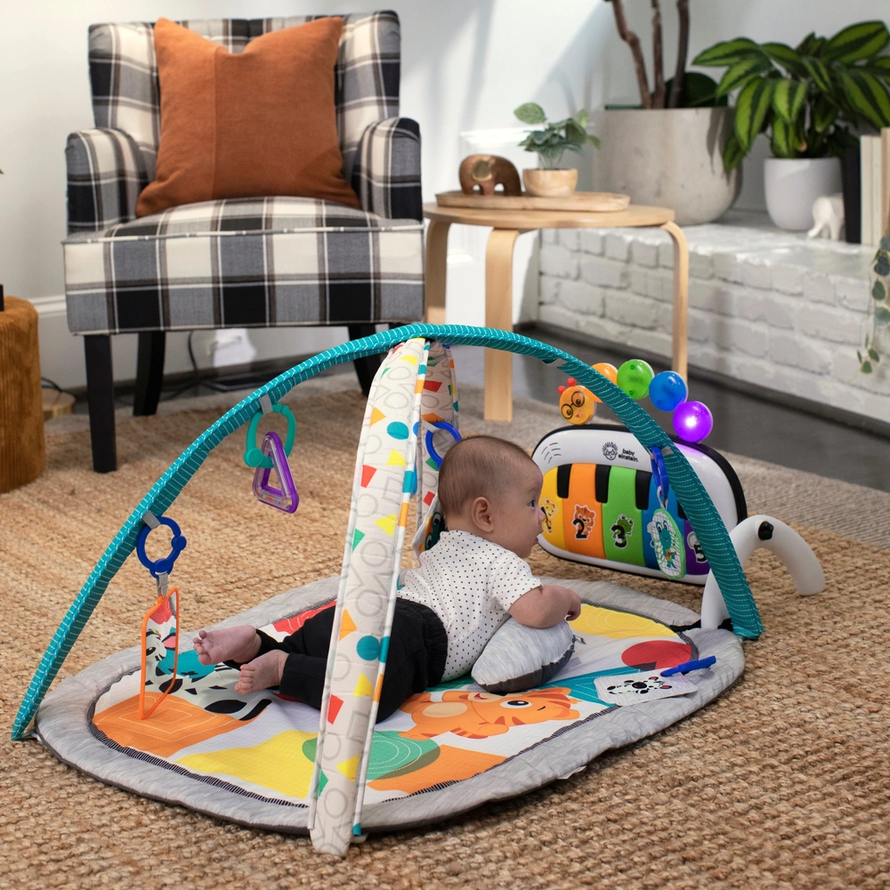 Infantino - 4-in-1 Deluxe Twist & Fold Activiteitengym & Speelkleed - Baby Speelkleed - Verbindbare Speeltjes - Muzikaal - Stimuleert de Zintuigen - Makkelijk op te Bergen - Groot - Tropisch - 0m