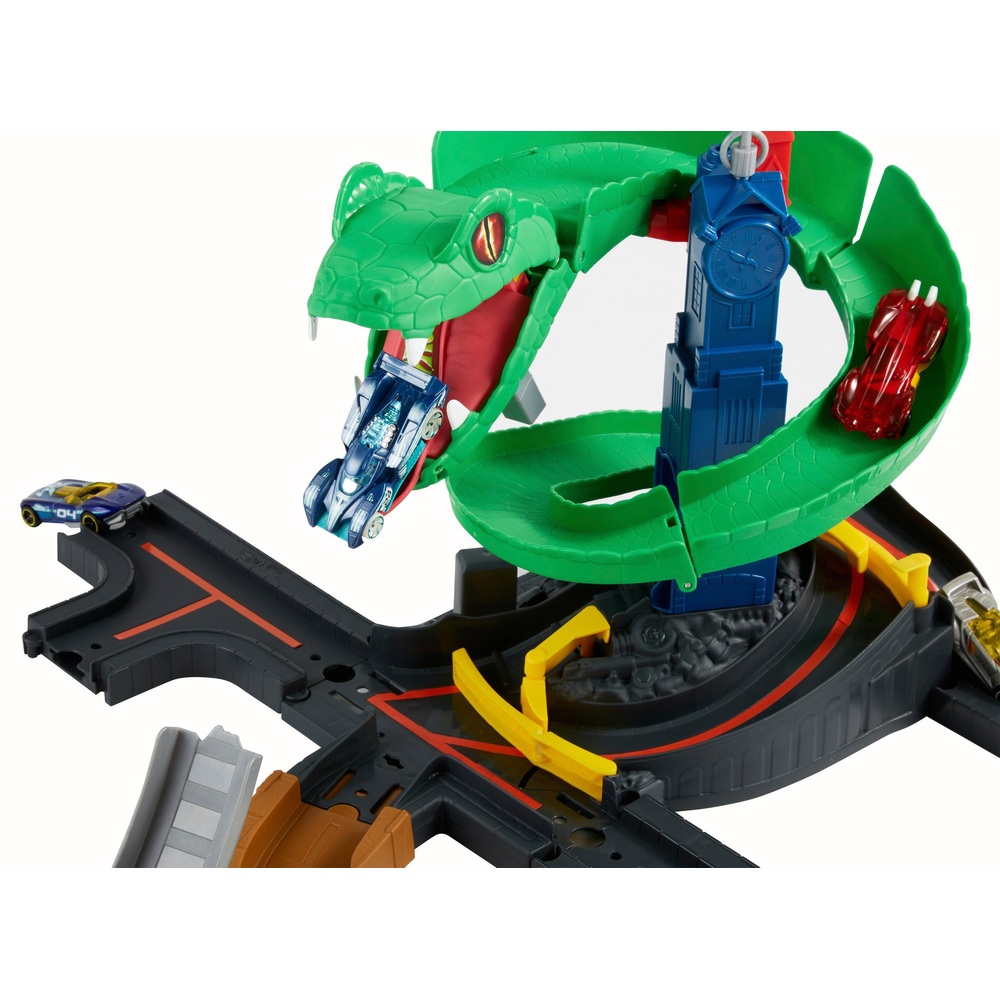 hot wheels cobra crush with 18 diecast cars