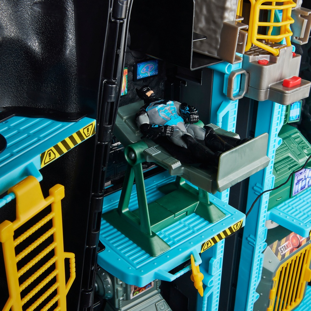Batman Bat-Tech Batcave Giant Transforming Playset with Exclusive 10cm  Batman Figure | Smyths Toys UK