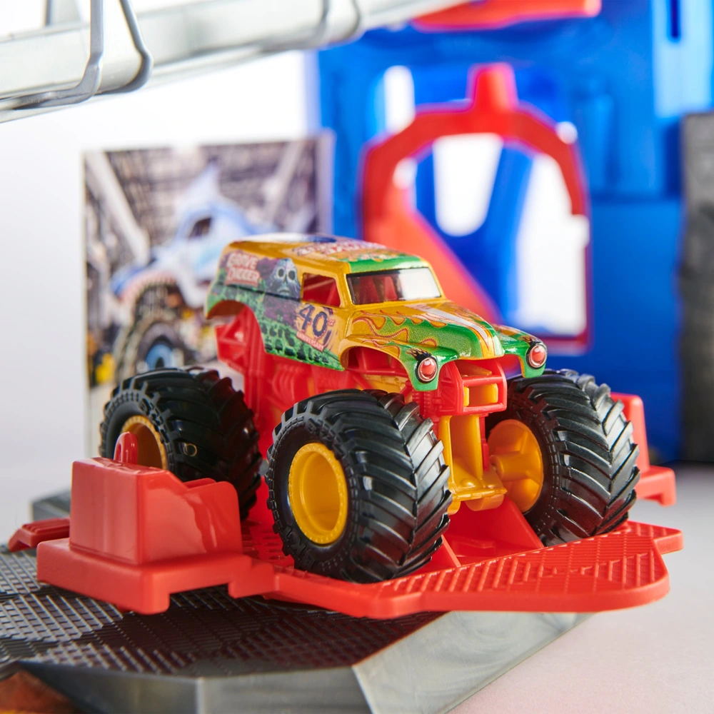 Monster Jam Garage Playset with 1:64 Grave Digger Die-Cast Monster