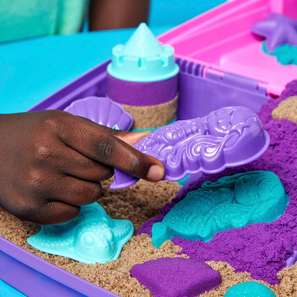 Kinetic Sand SABLE À MODELER - COFFRET CHÂTEAU BAC À SABLE 454 G + 4 ACCESSOIRES - Sculpte à l'Infini ce Sable à Modeler, Sable Coloré & Naturel, comme de la Pâte Kinetic Sand SABLE À MODELER - COFFRET CHÂTEAU BAC À SABLE 454 G + 4 ACCESSOIRES - Sculpte à l'Infini ce Sable à Modeler, Sable Coloré & Naturel, comme de la Pâte