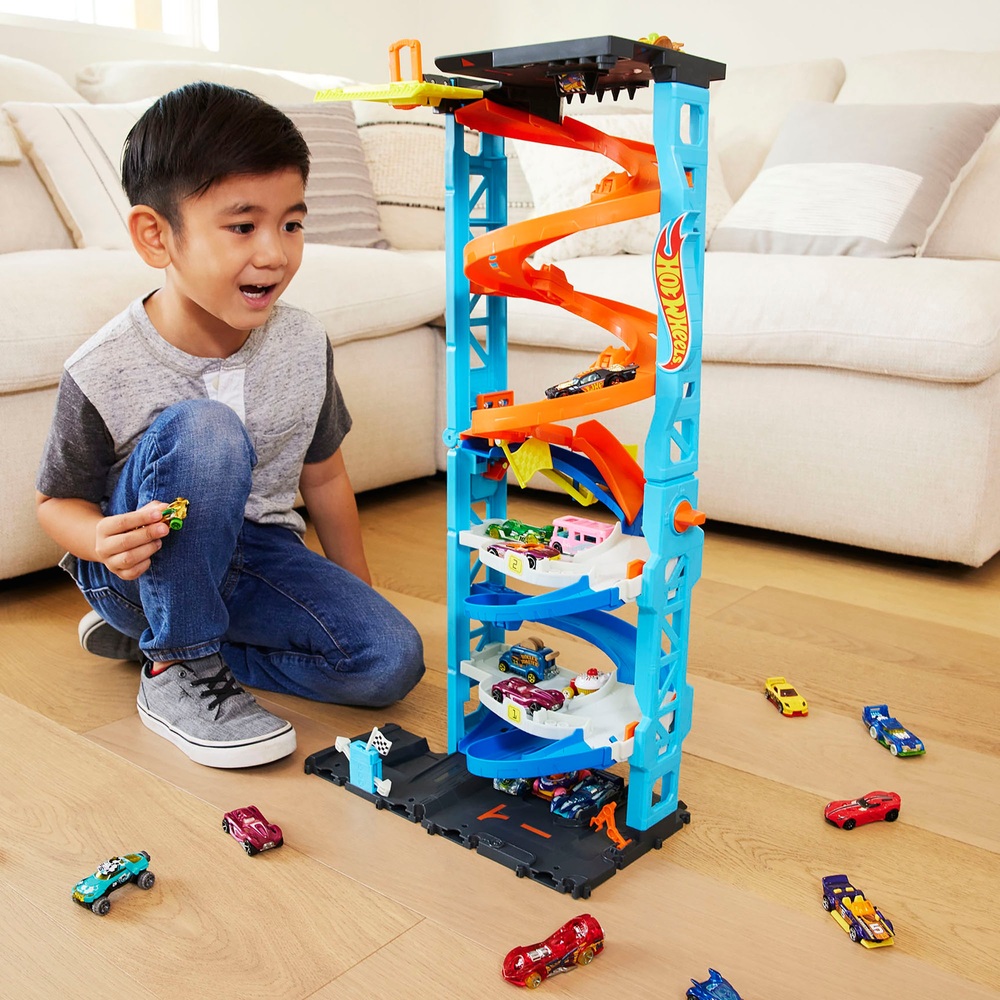 Rennturm Spielzeugset Toys mit Auto 2-in-1 Schweiz | Smyths Wheels Bahn Hot City
