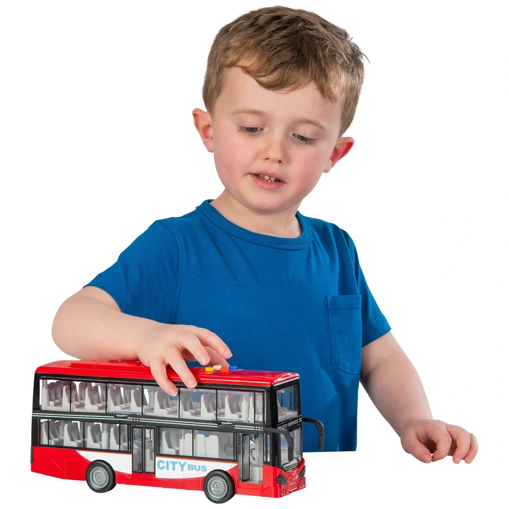 Bas heeft een Engelse dubbeldekkerbus én een kameel in zijn achtertuin staan