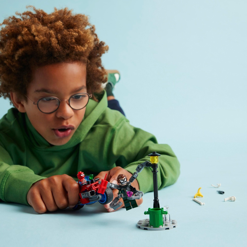 LEGO Marvel 76275 Motorcycle Chase: Spider-Man vs. Doc Ock Set | Smyths