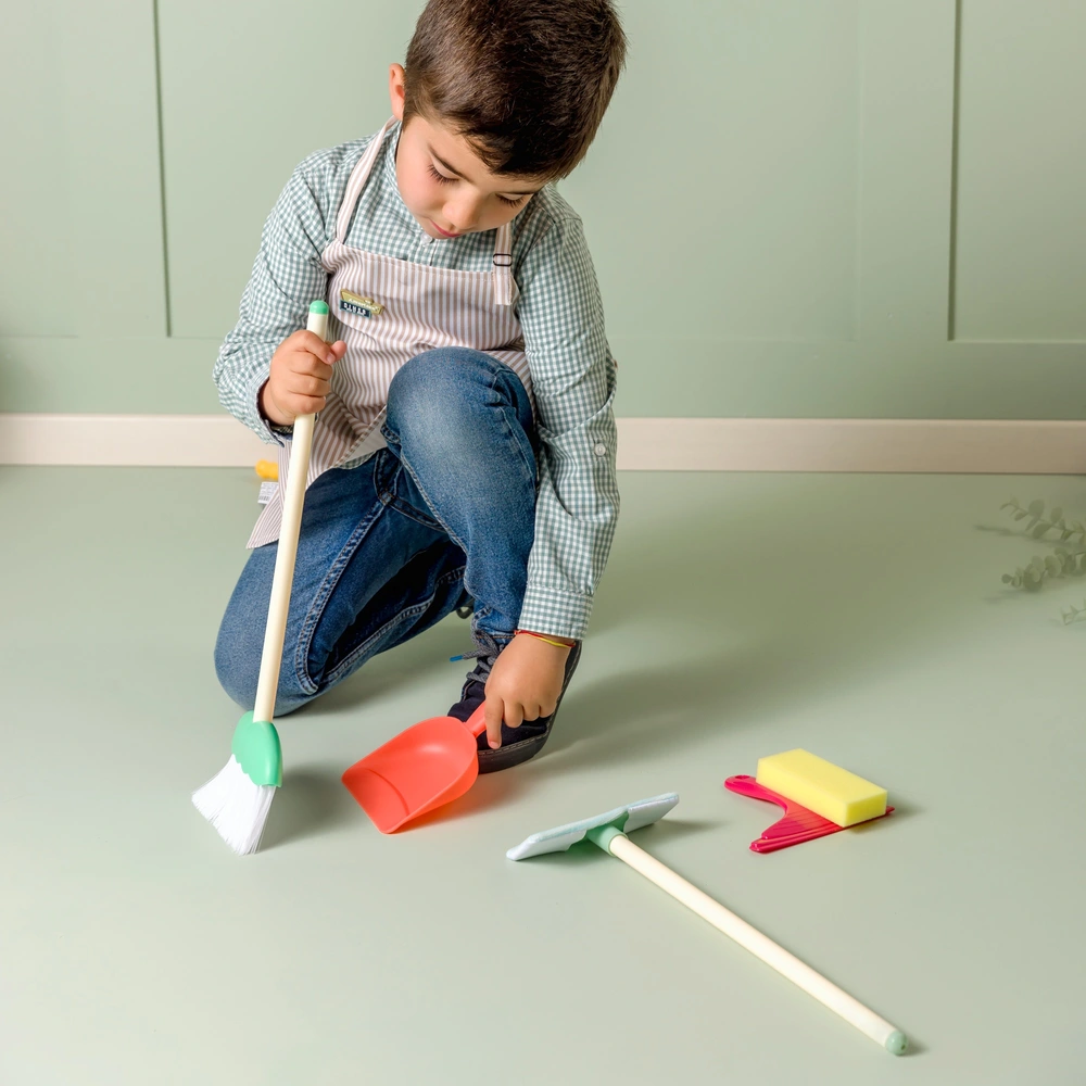Small Foot 11767 Set de Nettoyage avec Balai, Vert en Bois et Plastique, Jouet ménager Robuste, à partir de 3 Ans Small Foot 11767 Set de Nettoyage avec Balai, Vert en Bois et Plastique, Jouet ménager Robuste, à partir de 3 Ans