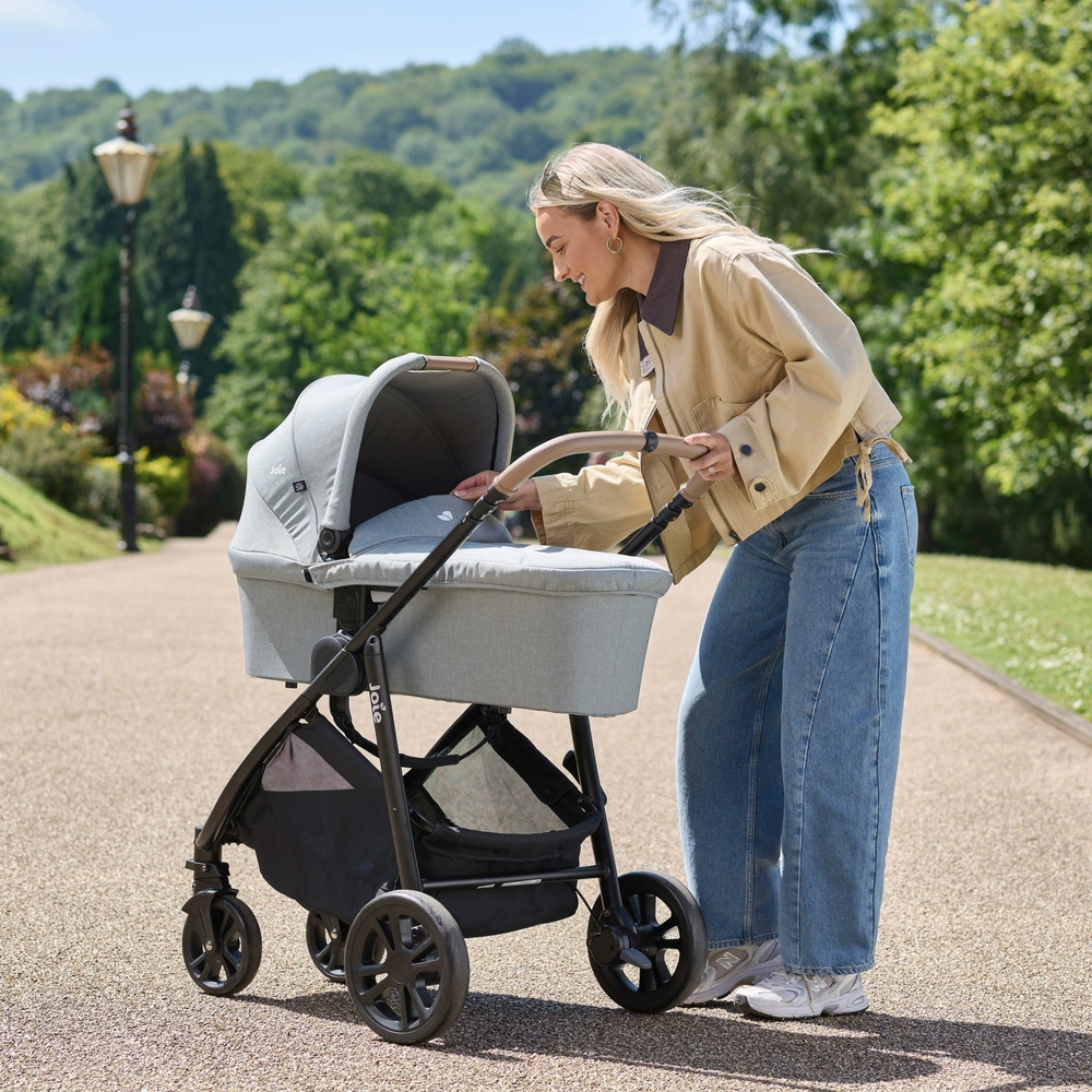 Joie Versatrax E Trio Kinderwagen 3-in-1 Pebble grau | Smyths Toys  Deutschland