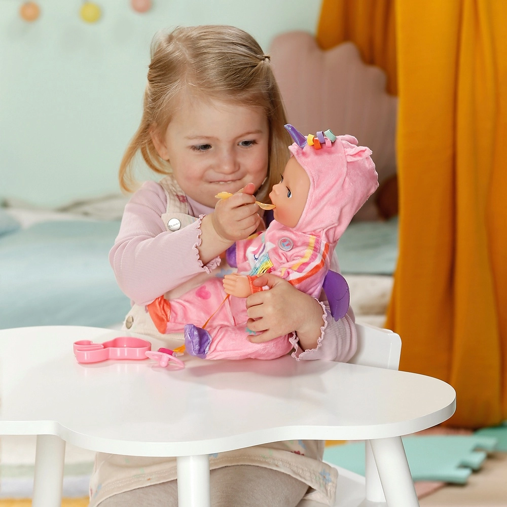 Spelen, verzorgen en knuffelen! Met BABY born Lena voelt elk speelmoment als echt ✨ Voeden, verschonen en liefde geven, perfect voor kleine verzorgers in de dop 👶💕 Nu verkrijgbaar bij Top1Toys
