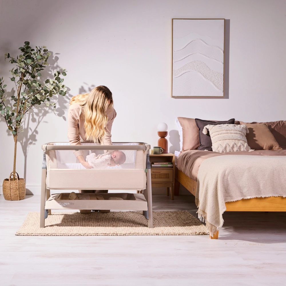 【 bebe 】 Tutti Bambini CoZee Lite Bedside Crib Latte | Smyths Toys UK