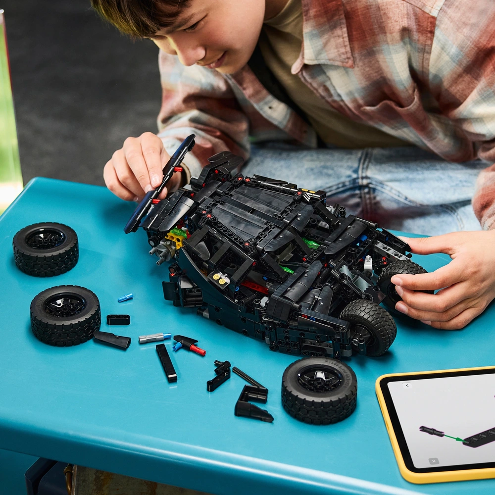 LEGO Technic 42239 Batmobile Tumbler Set | Smyths Toys Nederland